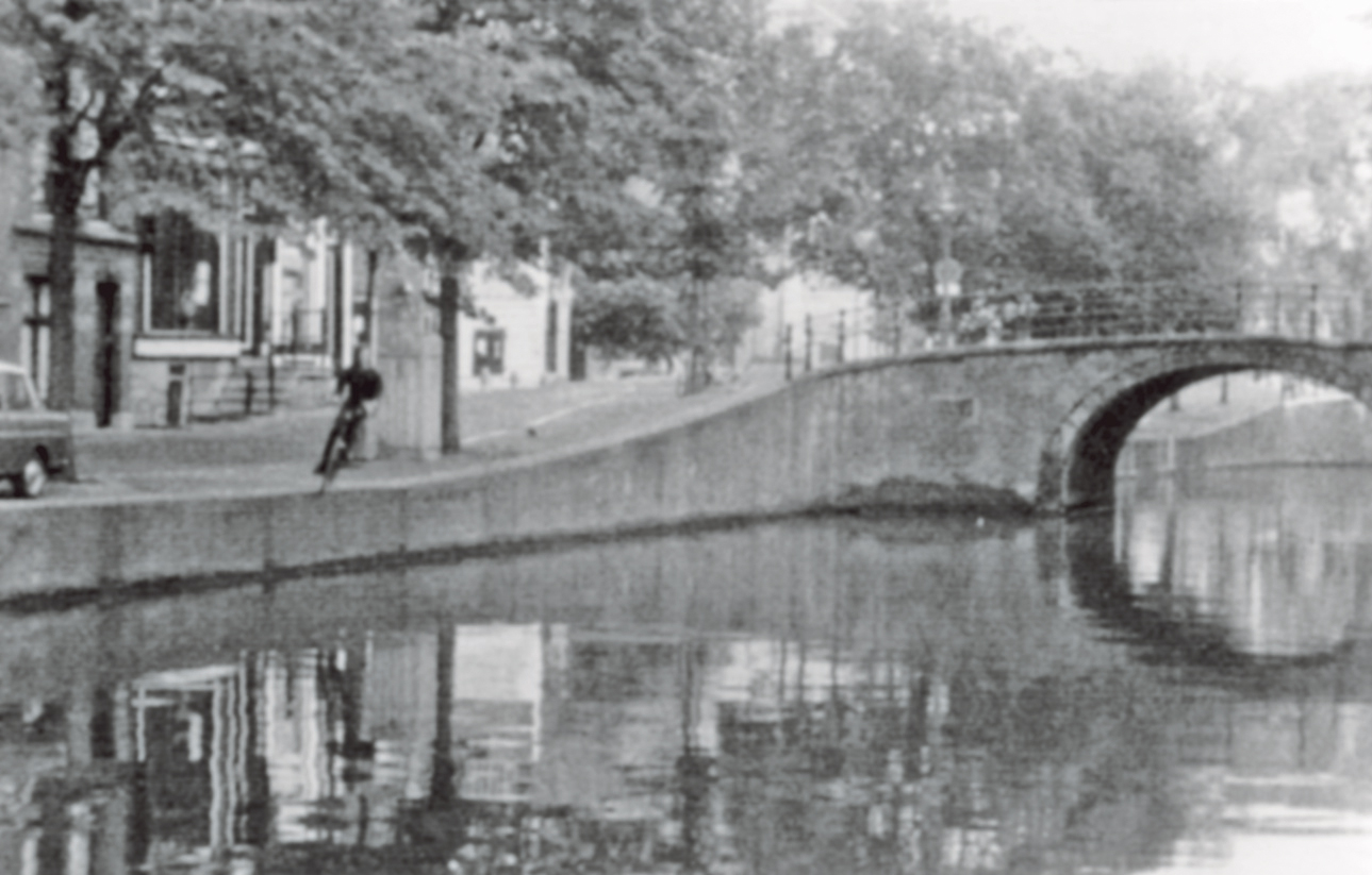 Bas Jan Ader: Fall II, Amsterdam, 1970. Scan aus „In Search of the Miraculous“, Jan Verwoert, Afterall Books 2006