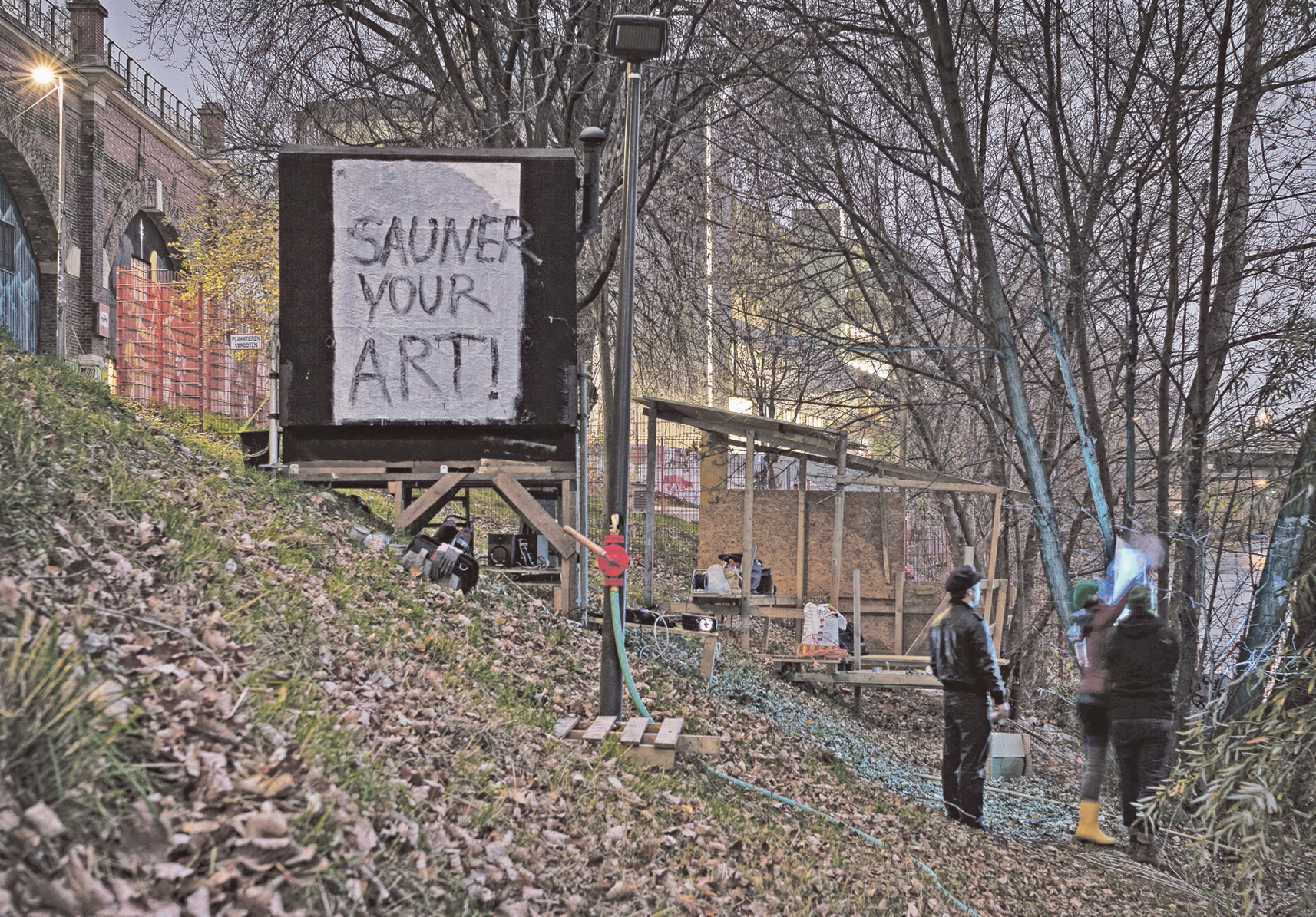 Die heiße Hütte und außerdem Arbeiten von Antonia Prochaska („Sauner your Art“) und Pia Mayrwöger (Duschlaterne). Foto Leo Schatzl
