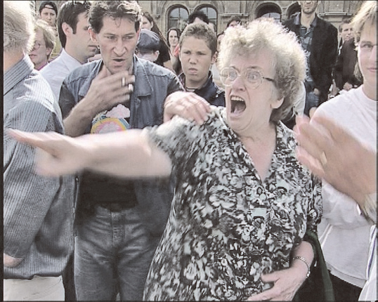 Statt gutes lieber schlechtes Gewissen erzeugen: Filmstills aus der Kino-Doku „Ausländer raus! Schlingensiefs Container“ (A 2002, Regie/Buch: Paul Poet) erhältlich bei Filmgalerie451 und Hoanzl. Fotos Paul Poet