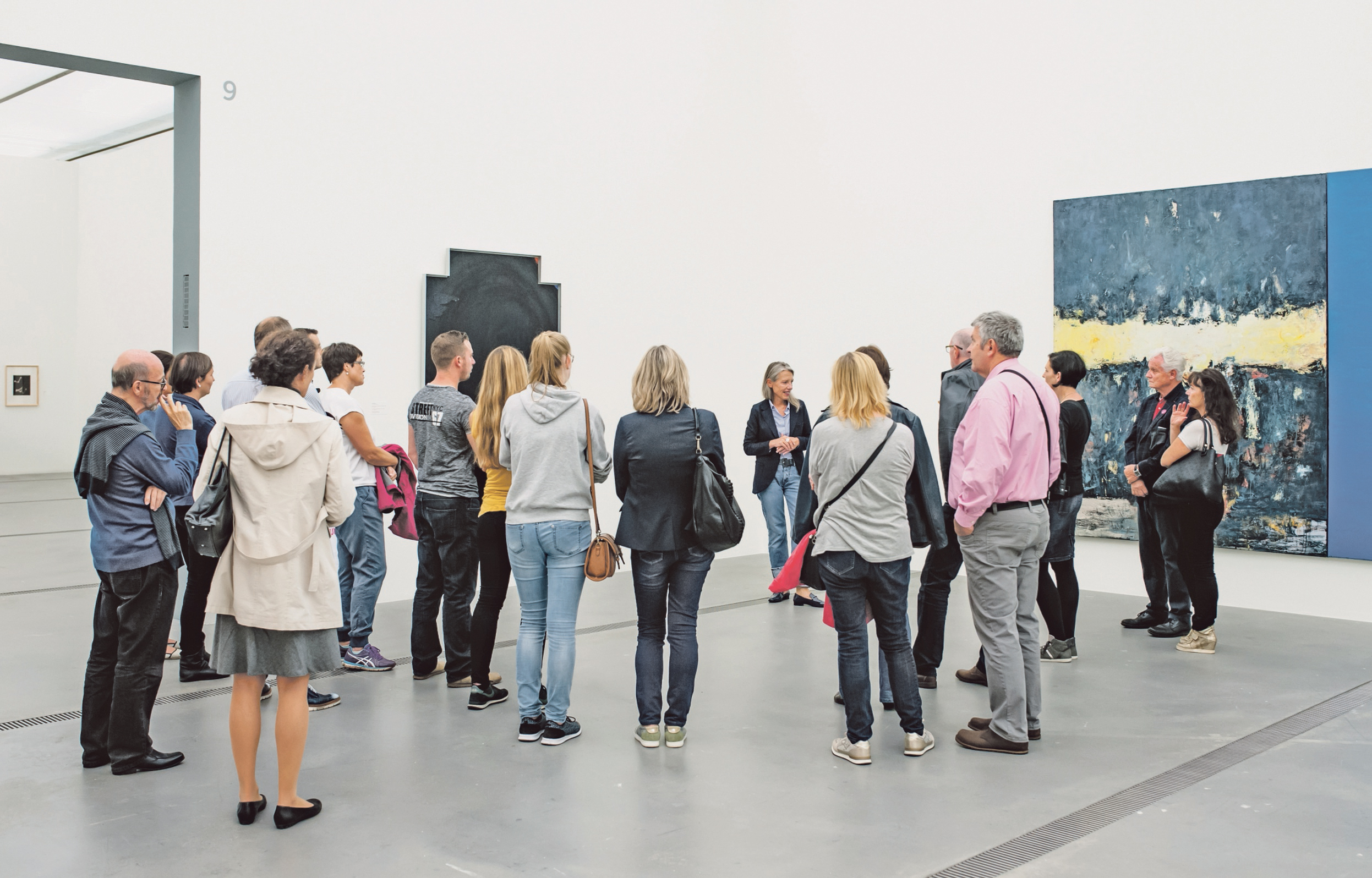 Stella Rollig in der Ausstellung Die Sammlung. Klassiker, Entdeckungen und neue Positionen – während einer Führung mit Publikum. Foto MaschekS.