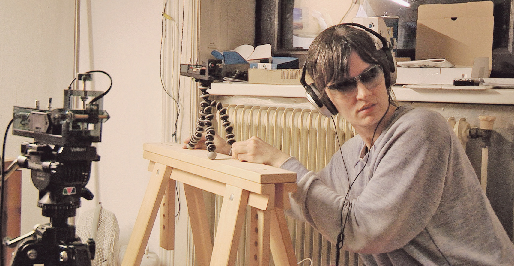 „What would Ted Kaczynski´s daughter do ...?“ ( 2016, Video, DIY Devices, Skultpuren) zeigt Chrystal Tesla, Tochter des Unabombers Ted Kaczynski im Videointerview, ebenso wie Objekte aus ihrer sogenannten Wunderkammer.