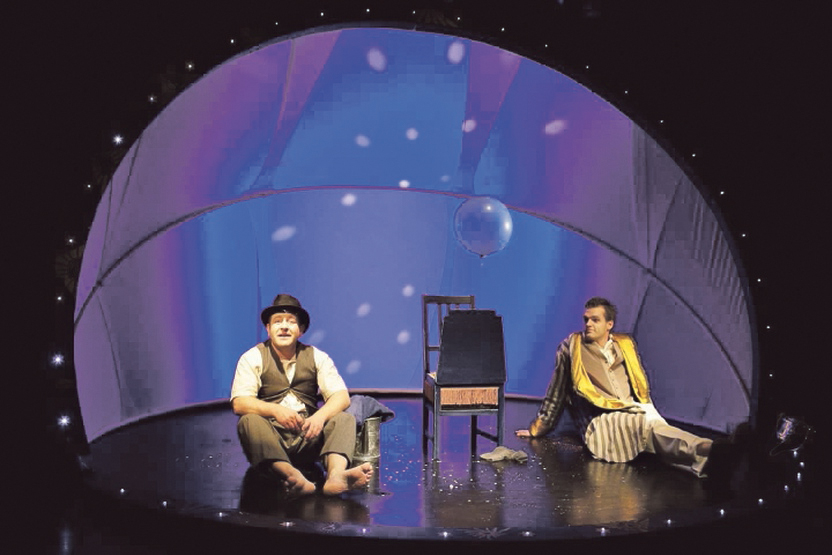 Andreas Baumgartner (links) mit Harald Bodingbauer im Stück „Am Anfang“, Foto Theater des Kindes