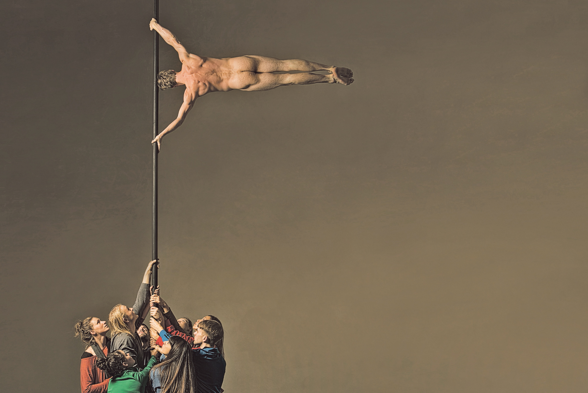 Die menschliche Flagge in Helena Waldmanns neuem Stück. Foto Andreas J. Etter