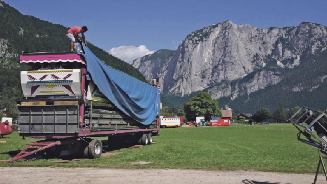 Der Alltag vor und nach dem temporären Spektakel. Bild Veronika Barnaš, Filmstill aus Fahren, 2020