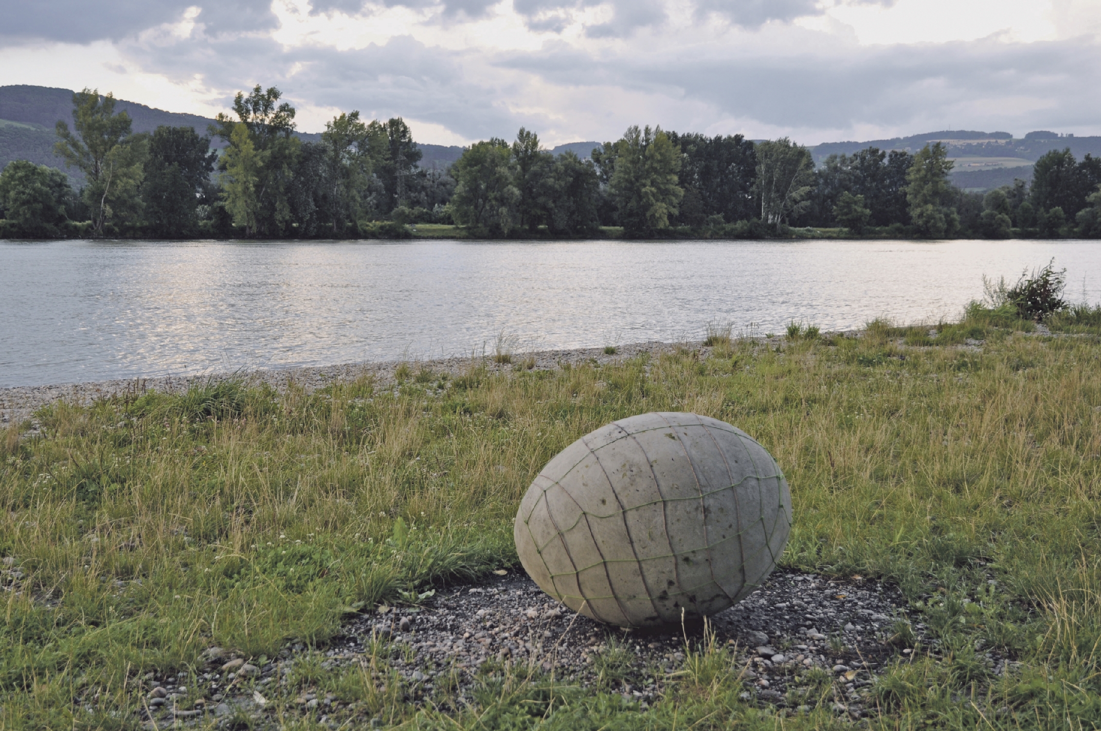 OI, 2022, beton, fliesenkleber, schnur, diverse materialien, 56 x 56 x 74 cm. Foto Gesine Grundmann