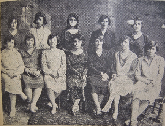 Der Vorstand von „Jam’iat e nesvan e vatan-khah“, einer Frauenrechtsorganisation in Teheran (1923–1933). Foto Public Domain