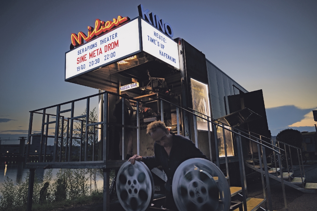 Das Milieukino als Hafenkino bei Time's up im August, mit Max Kaufmann im Vordergrund. Foto Time’s Up CC-SA 4.0