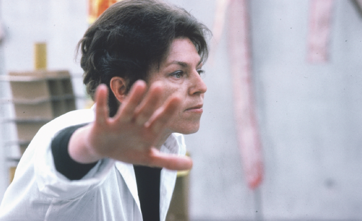 Erika Gangl im Rahmen des Stücks: Überall ist Babylon, 1978. Foto Alfred Peschek
