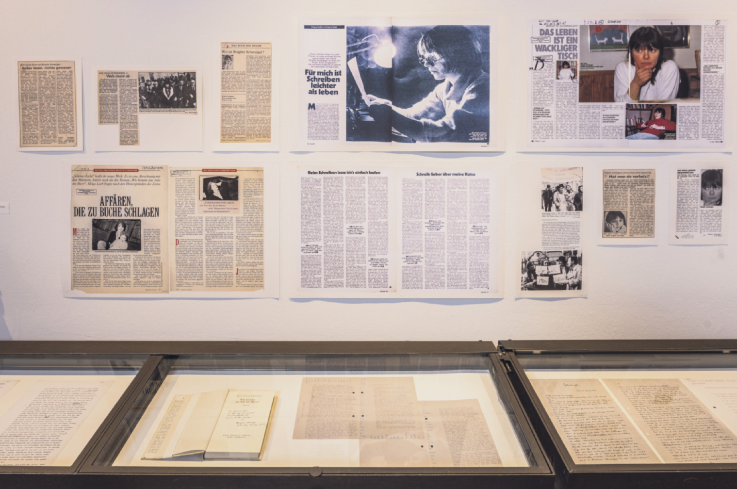 Ausstellungsansicht im StifterHaus: Brigitte Schwaiger – „Wenn man schreibt, hält man das  für Realität, was man schreibt“