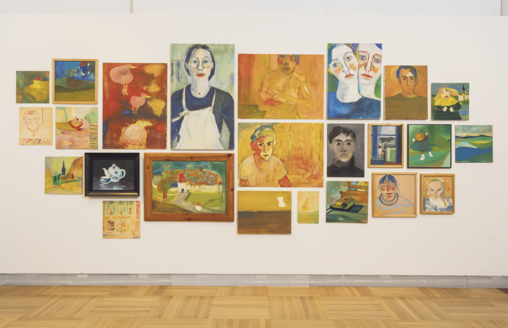 Ausstellungsansicht im StifterHaus: Brigitte Schwaiger – „Wenn man schreibt, hält man das für Realität, was man schreibt“